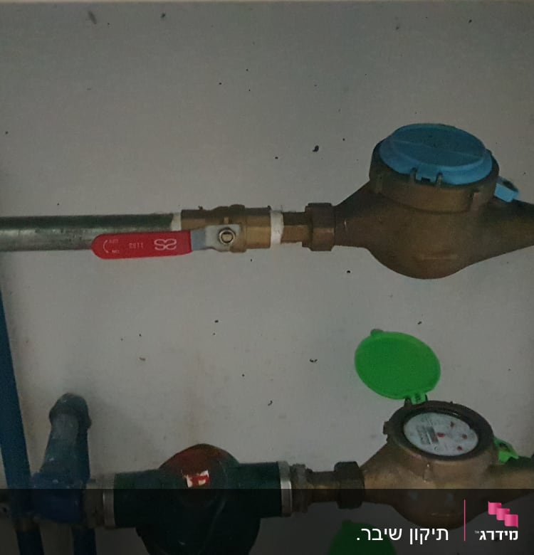 צינורות מים עם ברזים ומדי מים